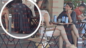 Monica Bîrlădeanu și-a pus pe tavă...posteriorul! A încercat să o "regleze", dar... Poziție de yoga în mijlocul străzii!