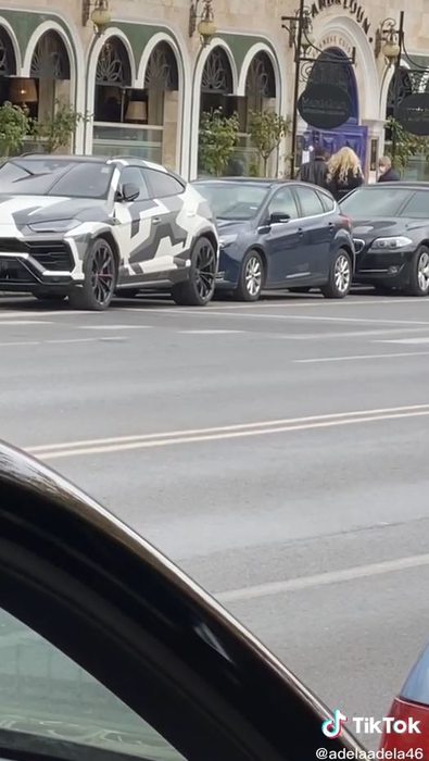 Alex Bodi și-a parcat pe trecerea de pietoni Lamborghini-ul de peste 200.000 de euro. Ce “urgență” avea afaceristului care era însoțit de Bianca Drăgușanu  | VIDEO
