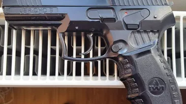 VIDEO. Denis, pericol public! Un elev de 16 ani a intrat cu un pistol în Liceul Mihai Viteazu din Ineu