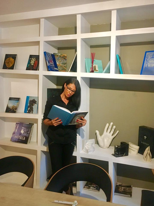 Denise Iacobescu îşi alege ţinutele cu ajutorul nepoţilor, Maya şi Dominic.