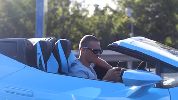 VIDEO EXCLUSIV. Asta e cea mai nouă ”nebuneală de oraş”. Bossul Dacia de la Teleorman şi-a asortat tricoul & ochelarii la Lamborghini-ul nou-nouţ de 150 mii €!