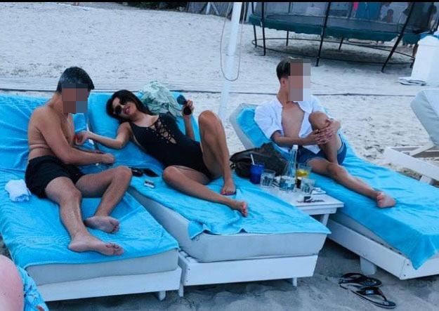 Fosta concurentă de la “Bravo, ai stil!” s-a vindecat după despărțirea de italian. Am filmat-o la mare, flancată de doi masculi, în timp ce…