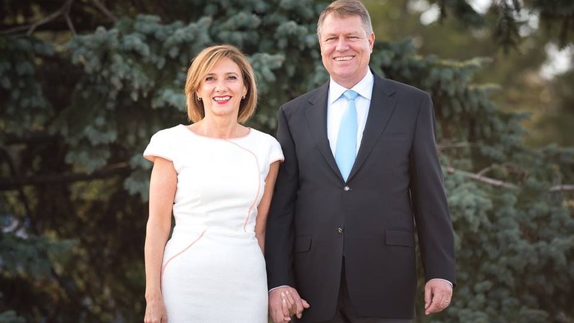 Cum a venit îmbrăcată Carmen Iohannis în prima zi de școală, la Sibiu! Soția președintelui României este profesoară de limba engleză
