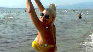Vara ispitelor a trecut dar dovezile au ramas! Cele mai fierbinti poze de pe litoral cu o cantareata celebra de la noi!
