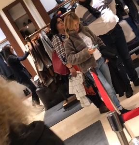 Însărcinată pentru a doua oară, Simona Gherghe se menține în formă la mall