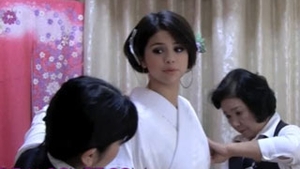 VIDEO Uite-o pe Selena Gomez imbracata ca o gheisa sexy!