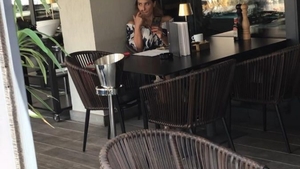 EXCLUSIV| Vești proaste de la Salman Khan? Tristă și fără strop de machiaj, Iulia Vântur își alină singurătatea prin cafenele