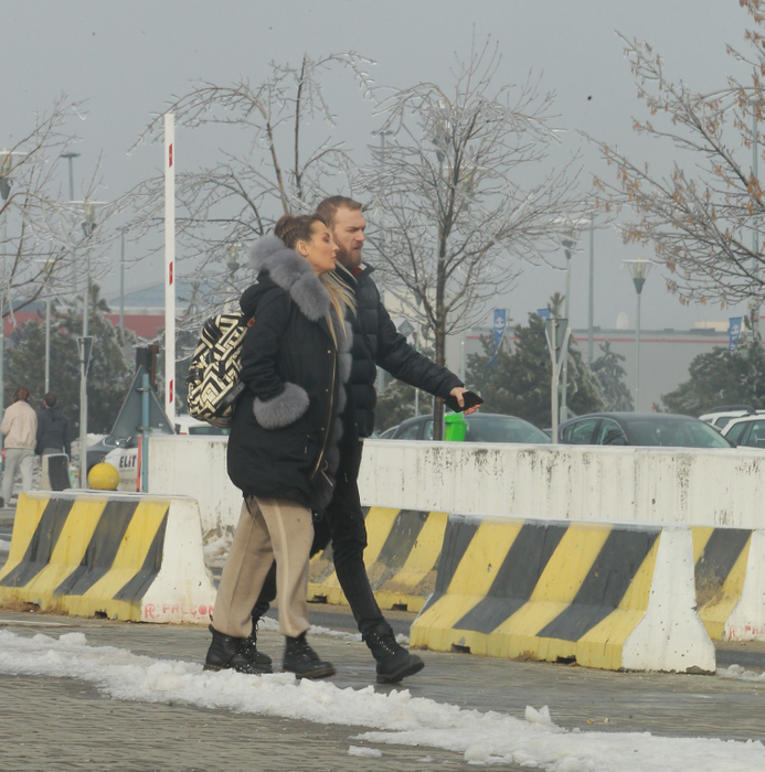 Flavia și iubitul ei Marius Moldovan, la mall