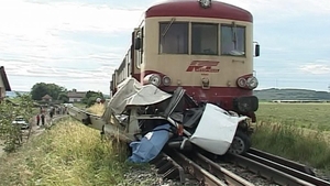 Patru persoane, între care doi copii, rănite după ce mașina în care erau a fost lovită de tren