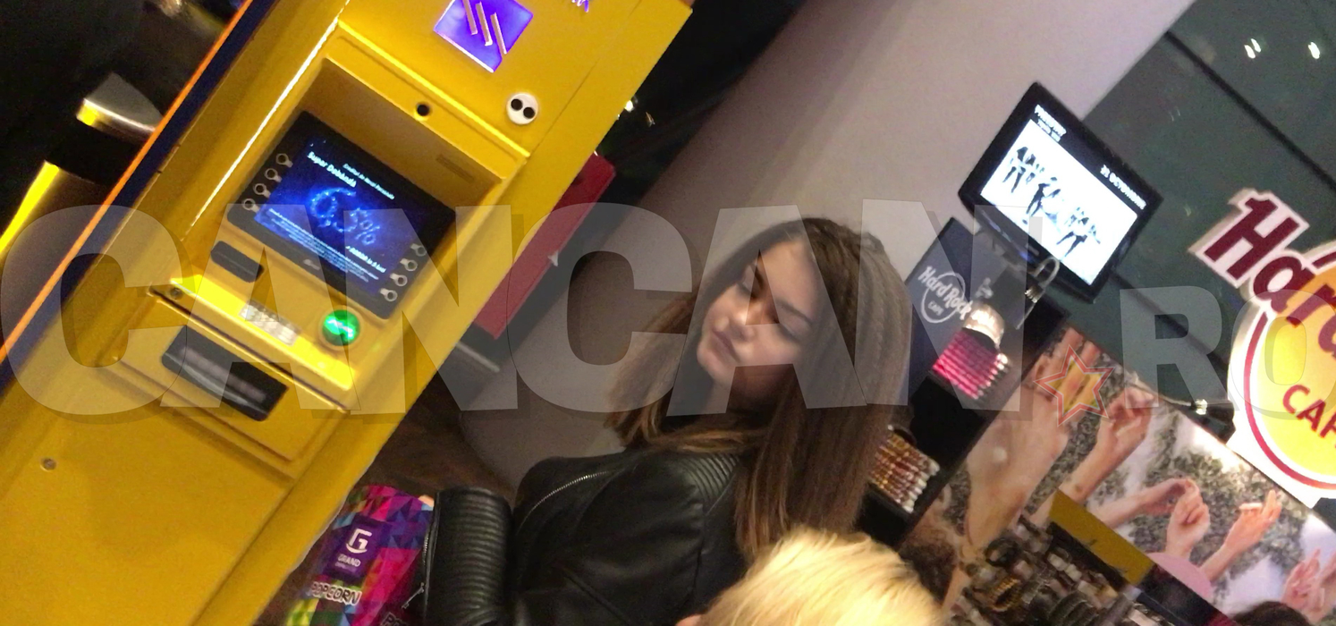 Fiica lui Boureanu se tratează cu o prietenă la două săptămâni de la mega-scandal. Am filmat-o la ”terapie” în mall. Puştoaica şi-a schimbat lookul şi şi-a scos farmecul la înaintare