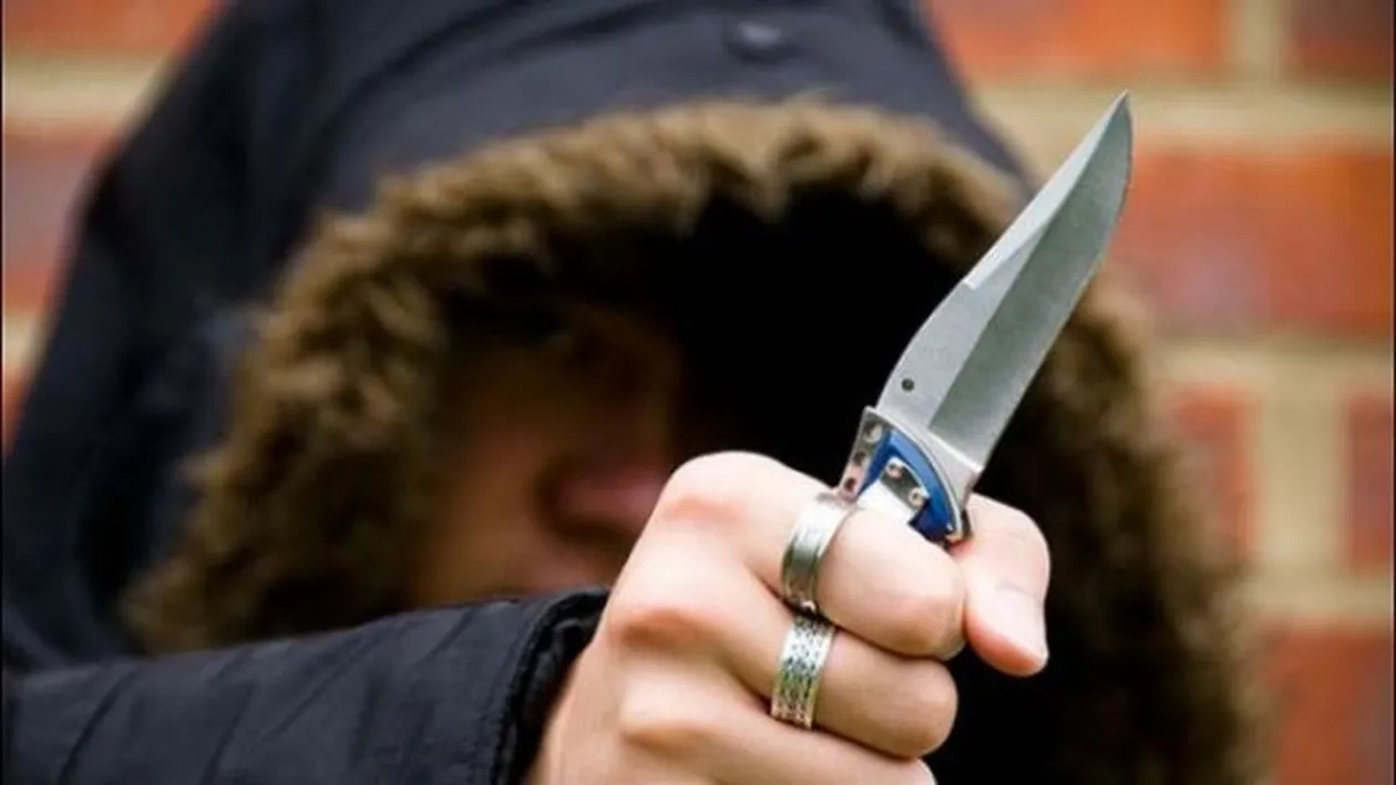 Clipe de groază! O elevă a fost ucisă, alte 12, înjunghiate într-o stație de autobuz VIDEO