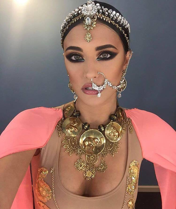 ANTONIA şi-a etalat decolteul sexy, dar şi noul tatuaj pe care îl are între sâni! Fotografia i-a lăsat pe fani cu gura căscată