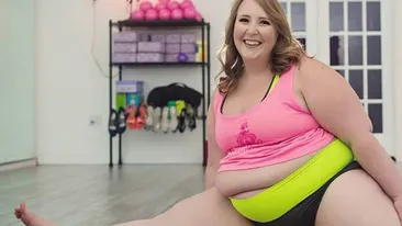 VIDEO Socant! Ce poate sa faca aceasta femeie grasa la bara! Uite cum isi misca formele