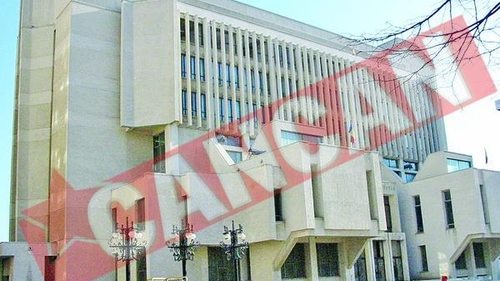 Sapte ani de puscarie pentru ca a furat telefonul unui judecator