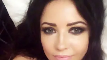 A fost reţinută pe aeroport pentru că vameşii nu o credeau că are 41 de ani! Cum arată femeia