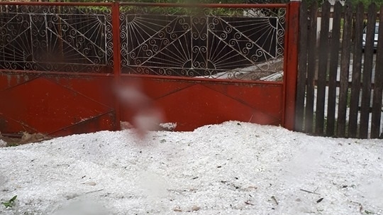 Iarnă în mijlocul verii. În Argeș, localnicii au avut parte de peisaje de decembrie
