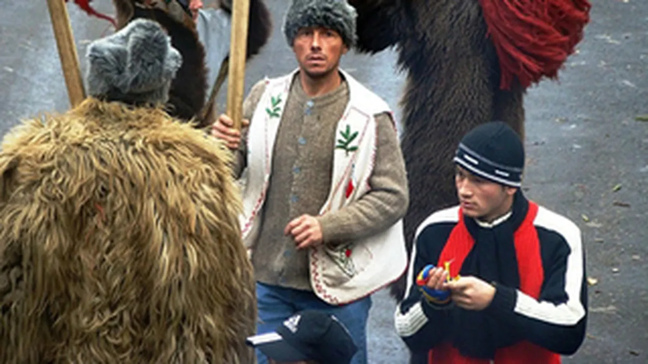 Incredibil, ce animal! Un bucurestean a impuscat un colindator imbracat in urs pentru ca facea galagie!