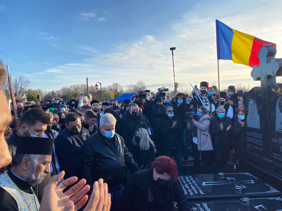Surorile lui Petrică Mîțu Stoian, îngenuncheate de durere. Ce au strigat cele două în faţa mormântului