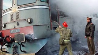 Peste 120 de pasageri ai unui tren de persoane au ramas un camp, dupa ce locomotiva a luat foc