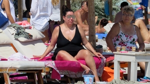 Imagini în premieră. Oana Roman a apărut la plajă îmbrăcată ca o… măicuţă!