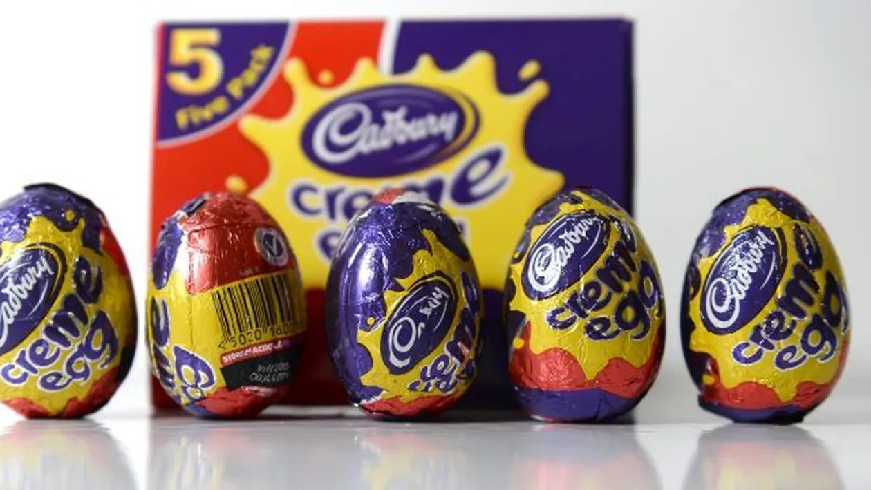 Şi-a cumpărat un ou de ciocolată, dar nu se-aştepta să găsească asta în el! Vezi ce reacţie a avut!