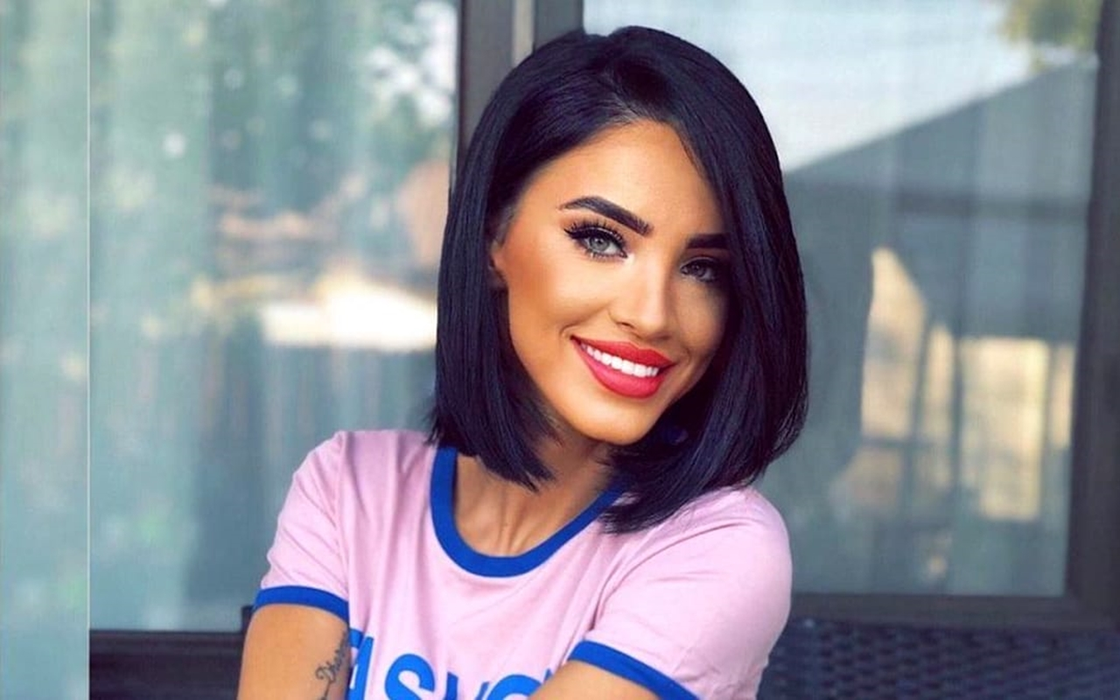 Adelina s-a fotografiat în fața oglinzii cu „burtica” la vedere