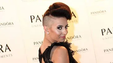 Acum are un copil si e una dintre cele mai frumoase soliste de la noi. Recunosti vedeta care a cochetat cu muzica inca copilărie?