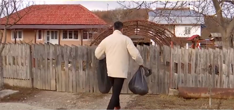 Marcel Toader a scăpat de bunurile Mariei Constantin! Unde a lăsat cei zece saci cu haine şi alte articole. Mama artistei a ajuns la spital!