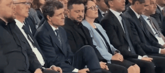 Nicușor Dan, surprins când își aranjează șosetele, la Summitul din Ucraina. Reacția lui Zelenski a devenit virală