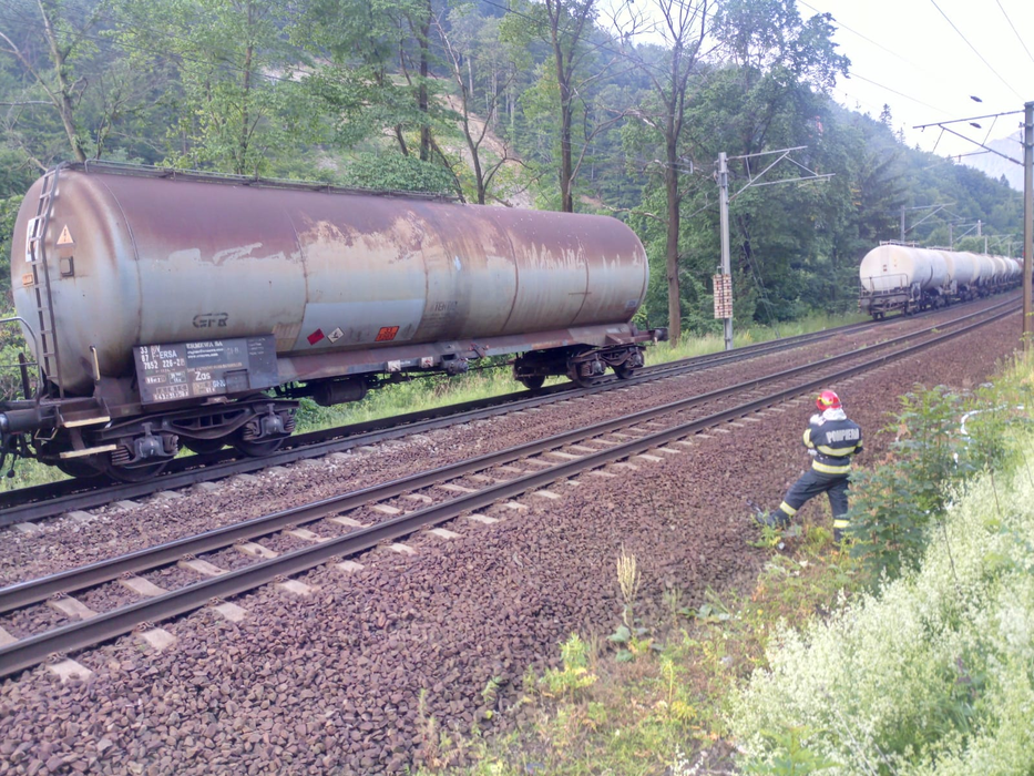 Stare de alertă în Prahova, după ce un tren plin cu zeci de tone de benzină a luat foc. A fost blocat traficul feroviar între Bușteni și Azuga