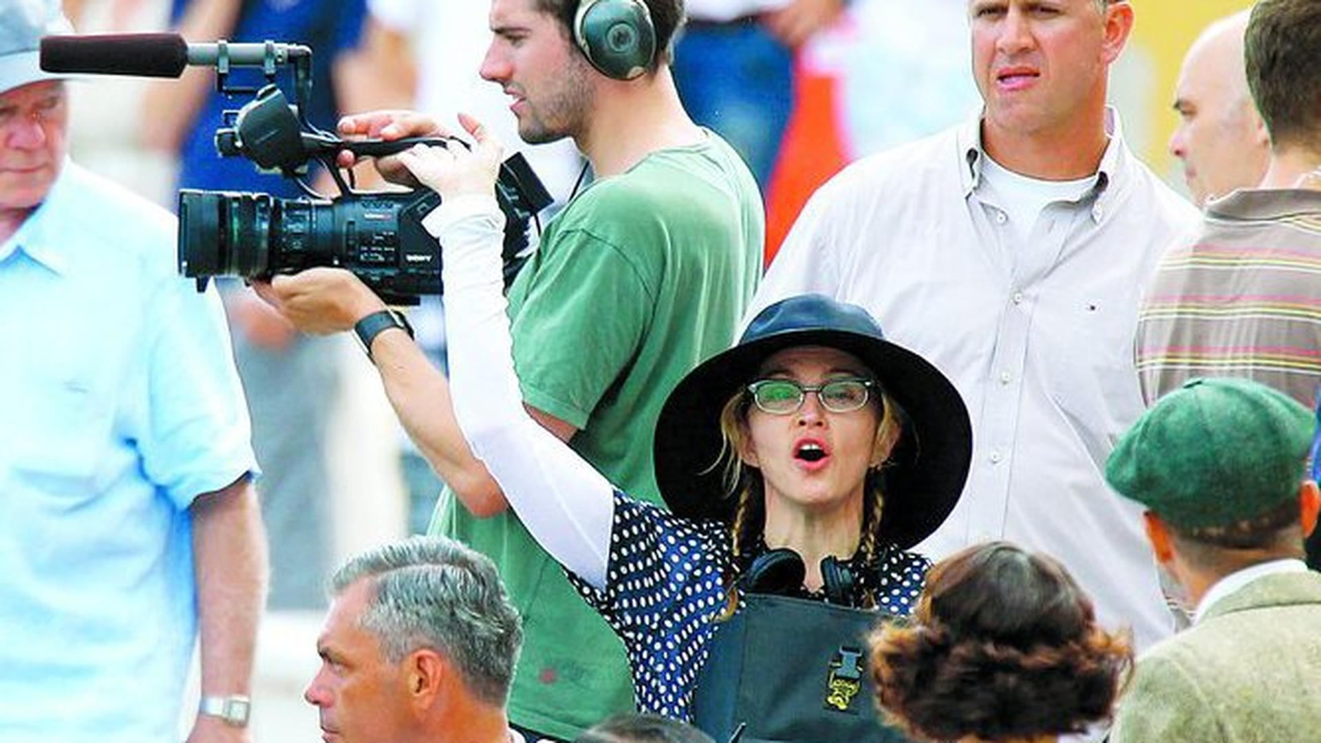 Atentie, regizeaza Madonna!