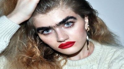 Este manechin de succes şi arată aşa! Blonda refuză să se penseze dintr-un motiv uluitor
