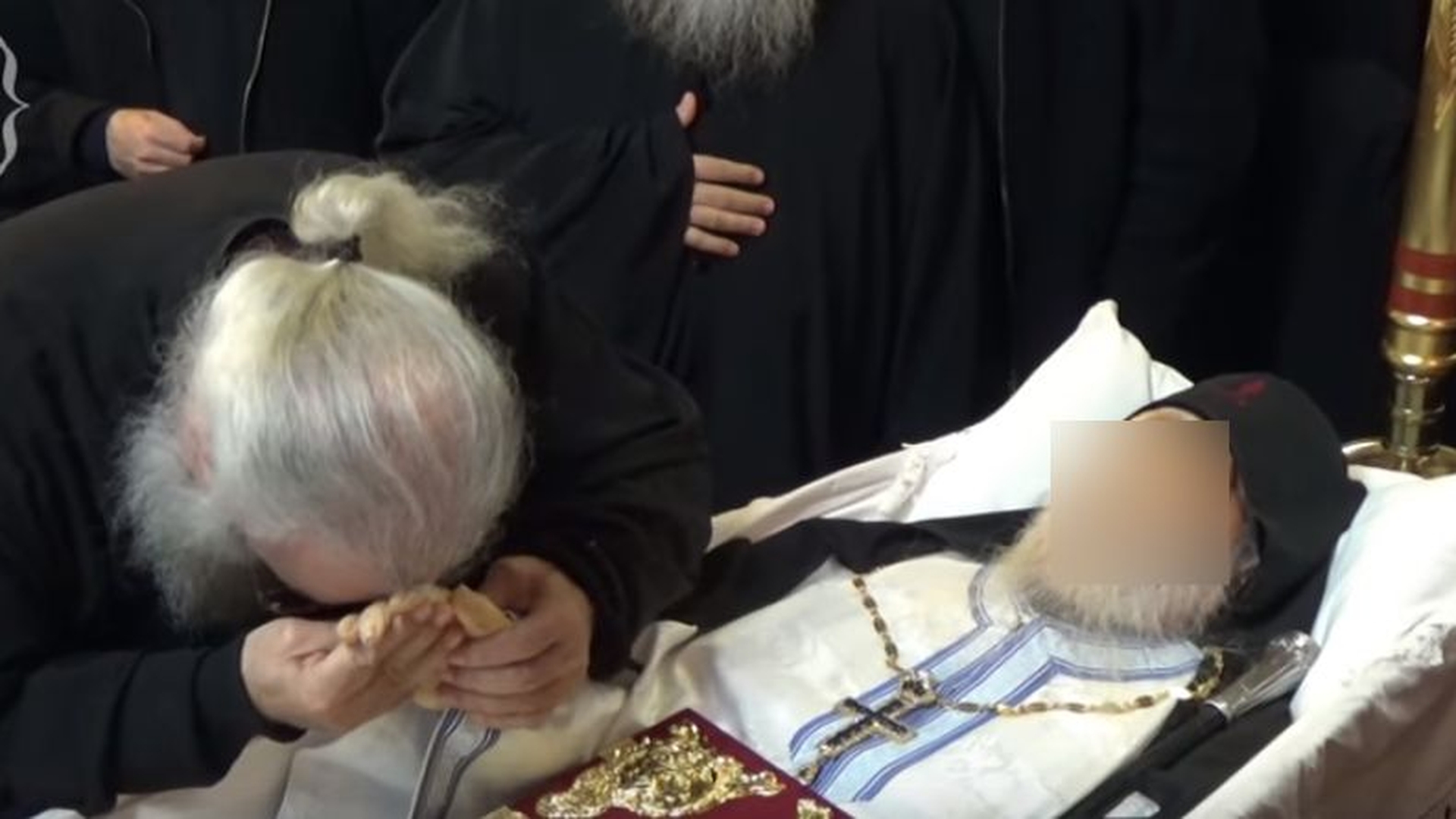 Credincioșii cred că este un miracol! Părintele Nectarie și-a mișcat mâna în coșciug, în timpul slujbei de înmormântare