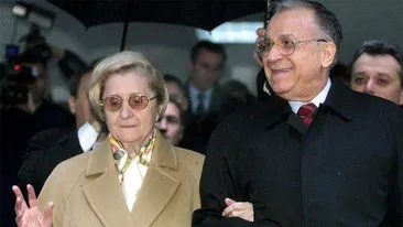 Decizie-şoc! După 66 de ani de căsătorie, Ion Iliescu îşi distruge albumele de familie. Care este explicaţia neaşteptată