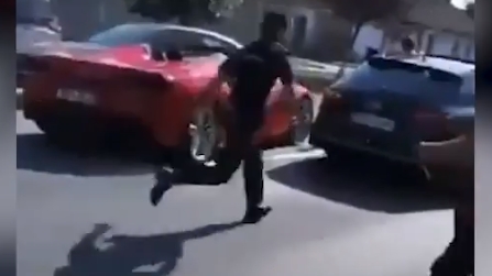 Momentul în care un polițist este lovit de un Ferrari, la Bocșa. Bolidul, oprit ca în filme, cu focuri de armă!