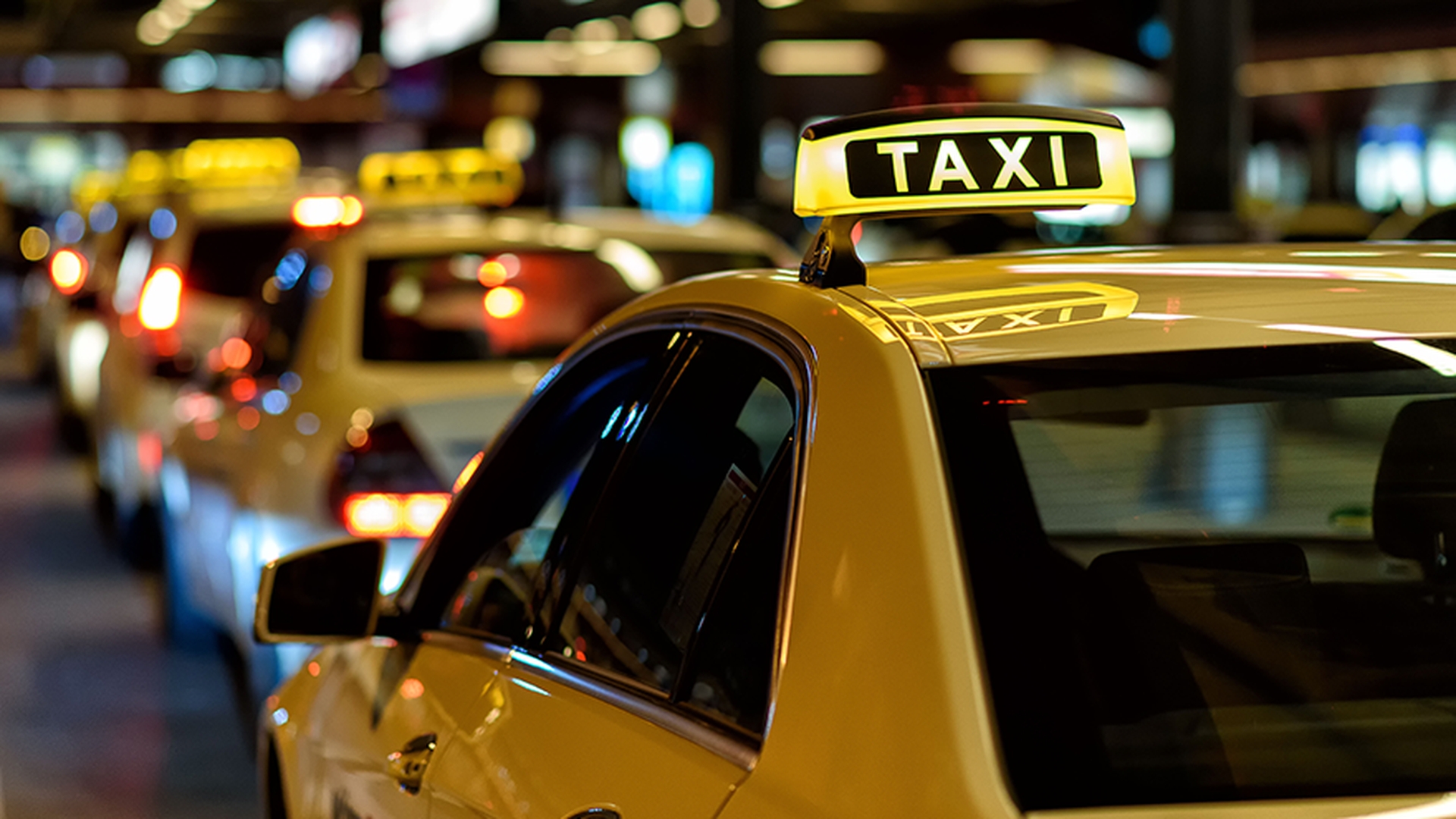 Veşti proaste pentru români. Firmele de taxi majorează tarifele. Cât va costa o călătorie