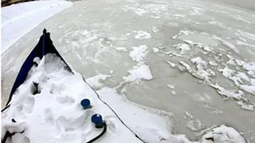 O nava s-a scufundat pe Dunare si alte 18 ambarcatiuni sunt in pericol din cauza ghetii!