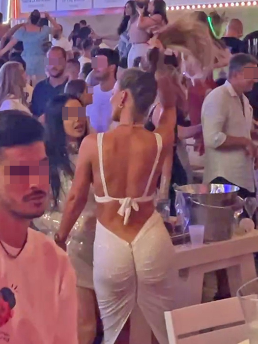 Bianca Drăgușanu a "rupt" LOFT-ul cu mișcările de dans și posteriorul "bombat" (Foto: CANCAN.RO)