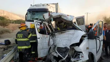 VIDEO ÎNFIORĂTOR! Momentul impactului dintre un camion și un microbuz! Au murit șase oameni
