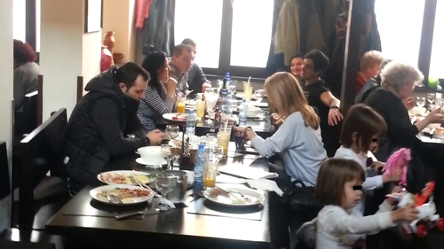 Imagini rare cu prezentatorul TV in sanul familiei! Mihai Morar si-a scos sotia si fiicele la separeu... La Moraru'!