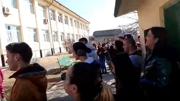 Protest inedit la un liceu din Dăbuleni. Zeci de elevi și părinți cer demisia directorului, după ce mai mulți copii s-au intoxicat la școală - VIDEO