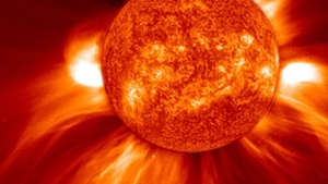 O eruptie solara ar putea perturba astazi activitatea satelitilor si retelele de comunicatii