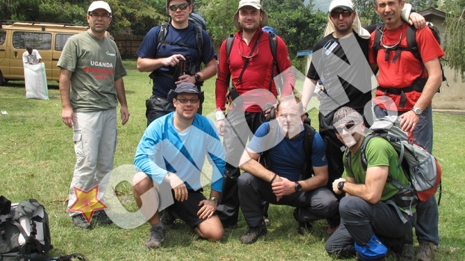 Alpinistii romani au "atacat" muntii Ugandei! S-au cinstit cu slanina sI palinca, la 5.100 de metri altitudine