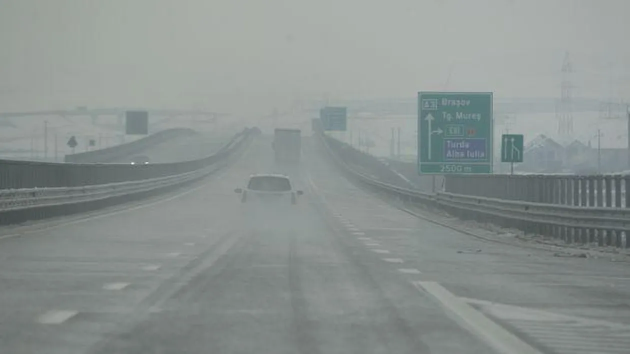 Cod galben de ceaţă şi burniţă în 22 de judeţe şi pe autostrăzile A1, A2 şi A3