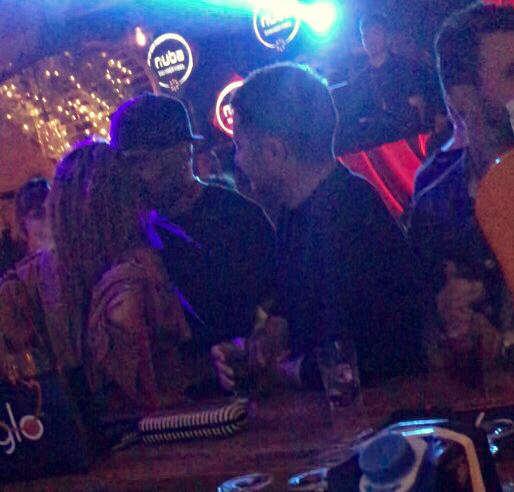 Anna și Mike, ipostaze tandre în club