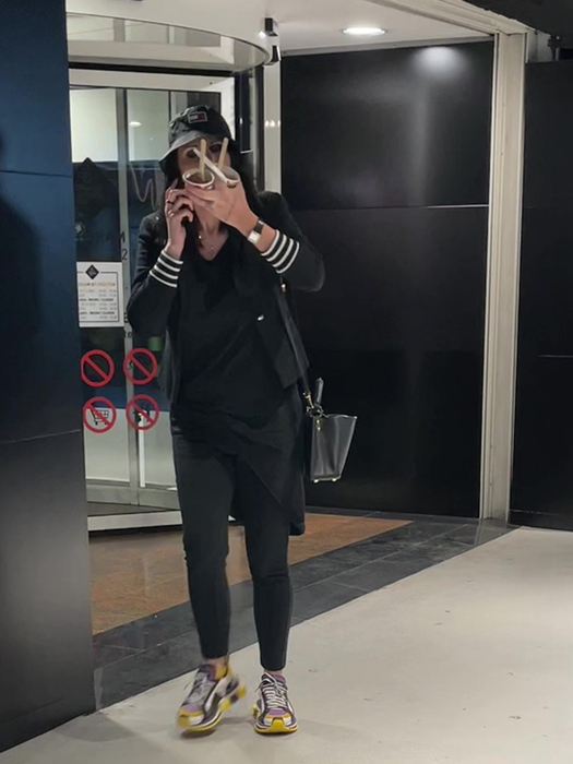 Raluca Macovei, cu înghețatele în mână (SURSA FOTO: CANCAN.RO)