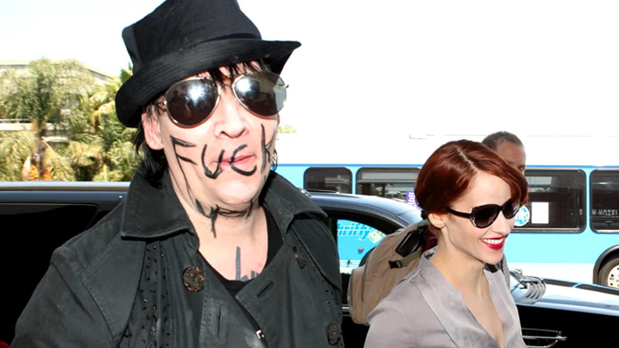 Marilyn Manson nu se potoleste: vezi ce mesaj socant si-a scris rocker-ul pe fata!