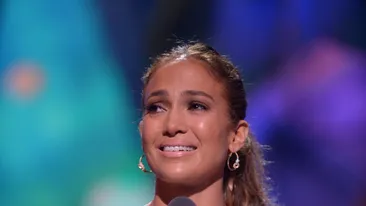 Jennifer Lopez, cu ochii in lacrimi pe scena, la un eveniment.Ce a patit