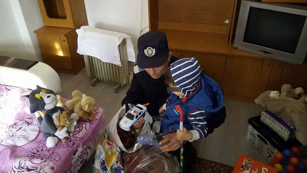 El e jandarmul care a făcut un copil să plângă de fericire! Cel mic nu fusese niciodată vizitat de Moş-Crăciun
