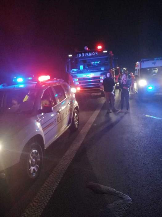 O femeie a murit și 6 persoane sunt rănite, după ce un microbuz s-a ciocnit cu o dubă, pe A1